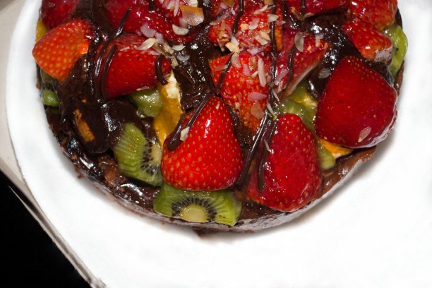 有浆果、猕猴桃、橙子和香蕉的巧克力蛋糕图片下载