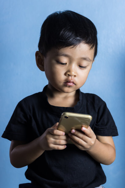 男孩玩智能手机图片下载