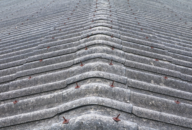 水泥瓦屋顶旧纹理背景选择焦点与浅景深的领域。图片下载
