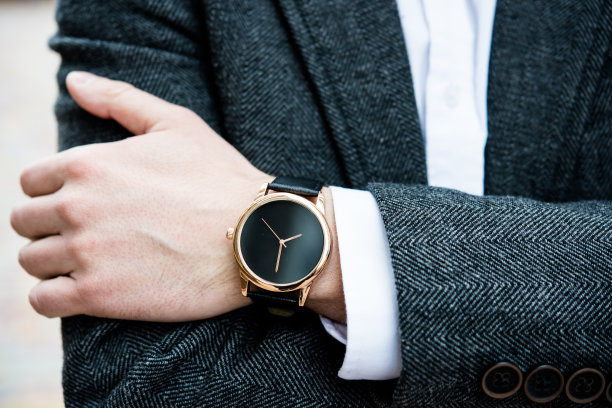 自信的男人穿着灰色的夹克，优雅的商人的手与f图片下载