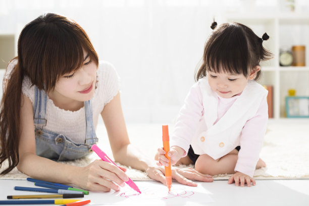 快乐的母亲和女儿画在一起图片下载