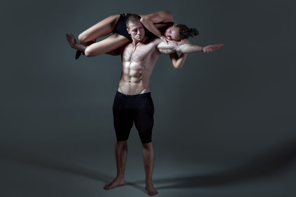 男人抱着一个女人。图片下载