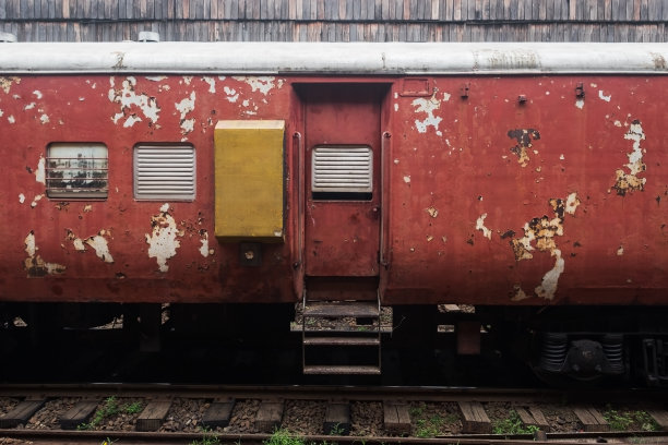 旧的红色火车车厢站在车站上图片下载