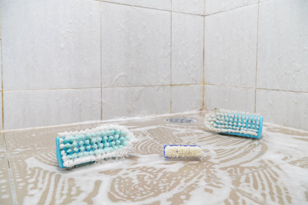 用刷子和海绵清洁浴室图片下载