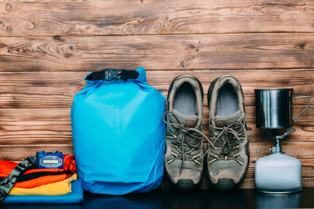 徒步鞋，露营气瓶和户外活动设备图片下载