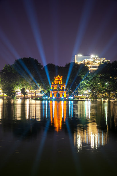 在越南河内的历史中心，还剑湖的夜景和海龟塔在蓝色的光线中。那座塔倒映在湖中。图片下载