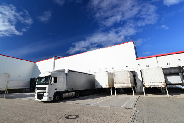在货运代理公司的仓库装载卡车图片下载