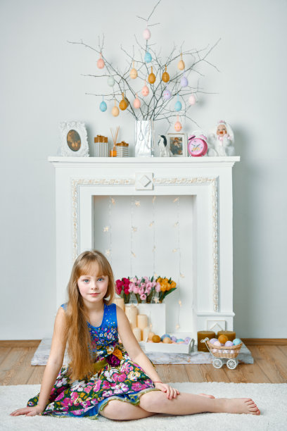 穿白色和蓝色衣服的长发女孩图片下载