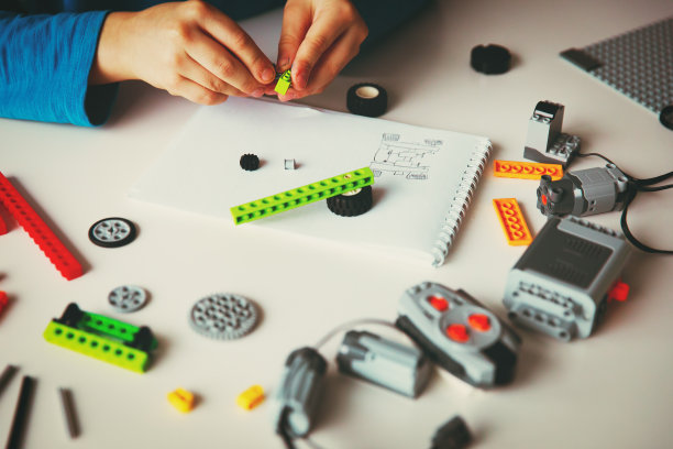 孩子在机器人技术课上建造机器人图片下载