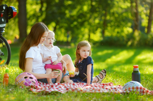 年轻的母亲和她的女儿野餐图片下载
