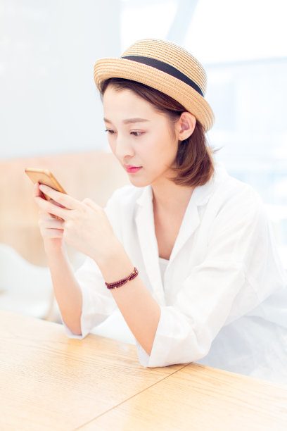 在购物中心的咖啡馆里发短信的美丽女人素材图片