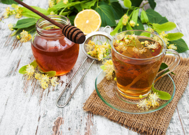 一杯有菩提花的花草茶图片下载