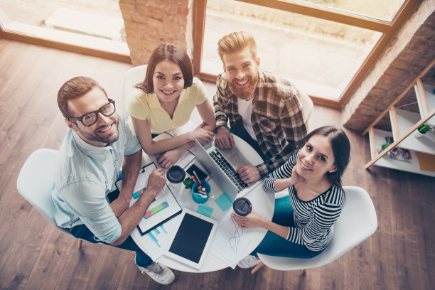 俯视图图片的年轻人快乐微笑着谈论新的商业项目的优势图片下载