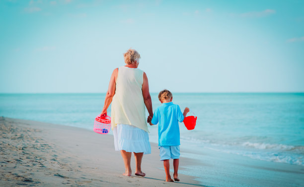 奶奶和孙子在海滩上散步图片下载