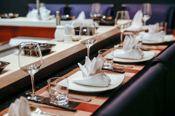 铁板烧餐厅的餐桌设置素材图片