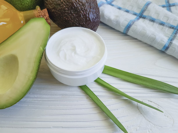 将化妆用的牛油果油涂在白色的木头上图片下载