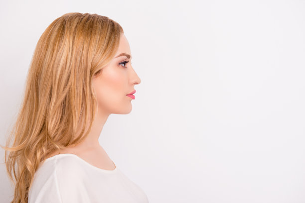 侧面的照片迷人的思想年轻女子穿着正式的服装孤立在白色的背景图片下载