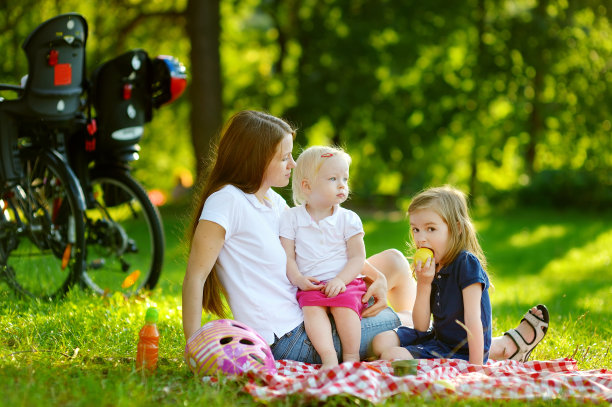年轻的母亲和她的女儿野餐图片下载