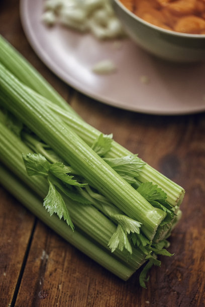 新鲜芹菜在木板上图片下载