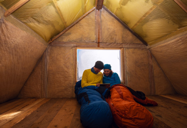 两个快乐的旅行者正在山上的老茅屋里休息图片下载