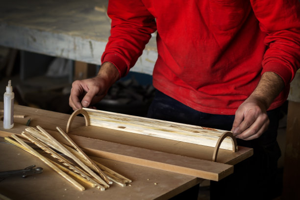 这个工人正在做木头造型图片下载