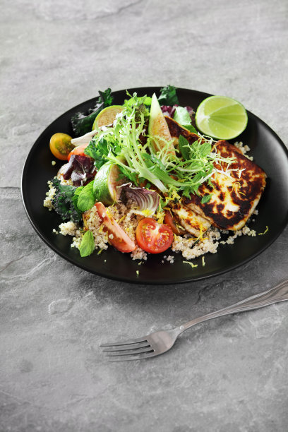 混合沙拉配藜麦，油炸卤汁，西红柿，羽衣甘蓝和无花果图片下载