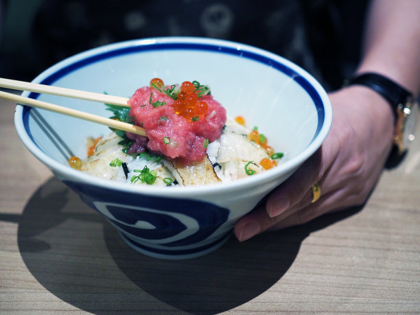 烤恩川生鱼片配金枪鱼鞑靼和鲑鱼籽蒸饭，日本传统食物。图片下载