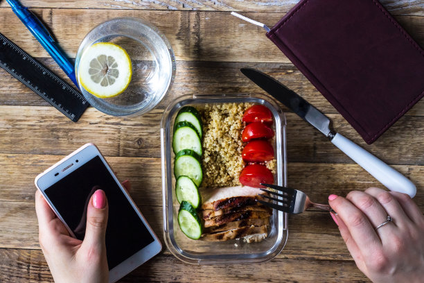 用健康的食物容器准备奎奴亚藜，鸡肉和芝麻菜图片下载