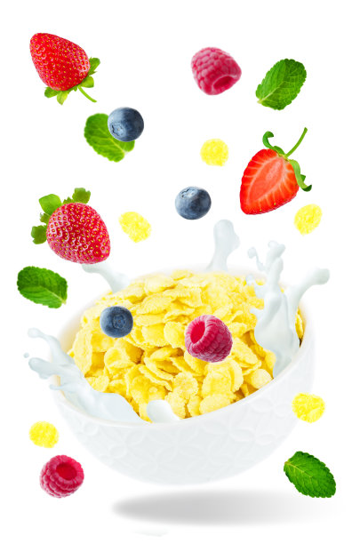 健康早餐有牛奶，玉米片，覆盆子，草莓和蓝莓图片下载