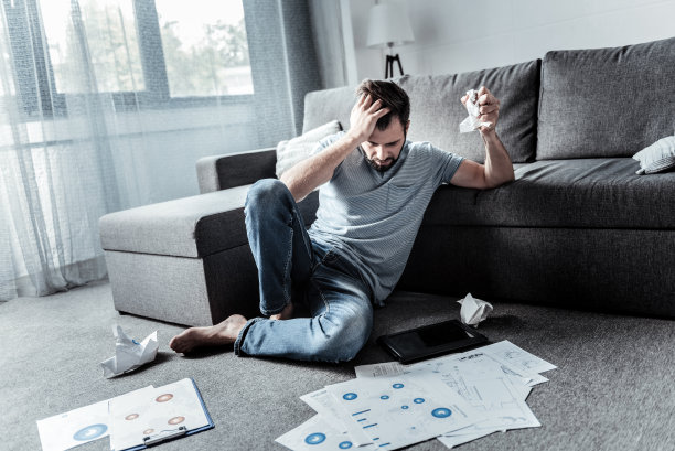 沮丧的不快乐的人揉纸图片下载