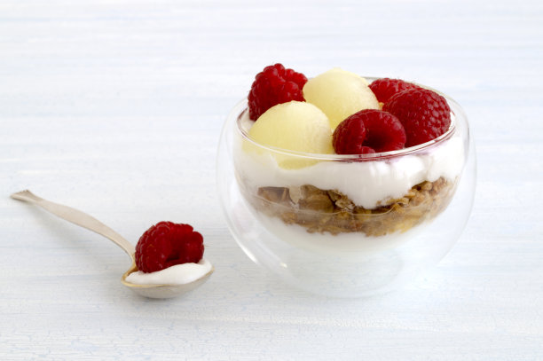 自制天然酸奶加瓜和覆盆子。图片下载