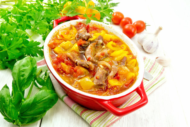 肉和蔬菜的杂烩在火盆轻板图片下载