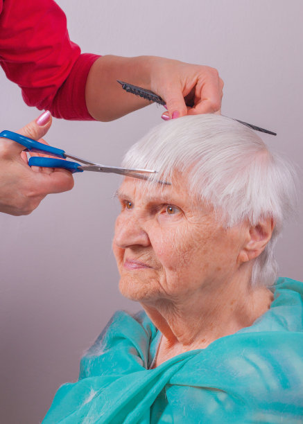 理发师的手在剪头发图片下载