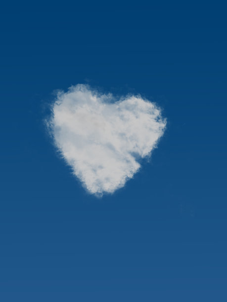 心形的云，象征浪漫，在明亮的蓝色天空。图片下载