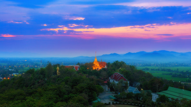 清迈寺庙和日落宫素材图片