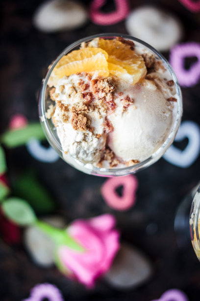 黑面包上漂亮的甜点。图片下载