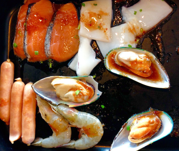 混合海鲜在托盘准备烤图片下载