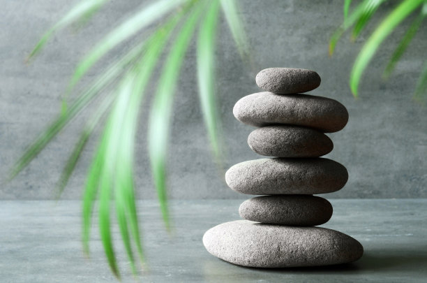 石头的平衡。禅宗和水疗概念。图片下载