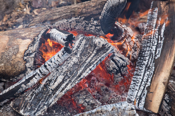 拉脱维亚。篝火,橙色的火焰。旅行抽象的照片。2018图片下载