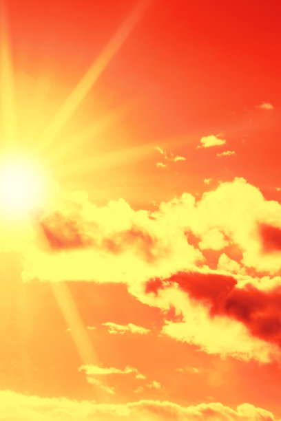 阳光灿烂地照耀着云朵图片下载