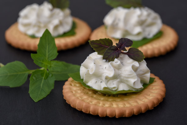 Bisquit饼干开胃菜与奶油芝士和罗勒顶层黑石背景图片下载