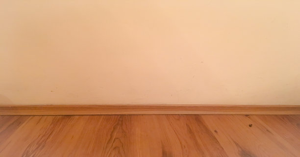 房间的木地板透视，彩色粉笔画的混凝土墙和木质层压板组。旧房间的背景。水洗橡木拼花图案。图片下载