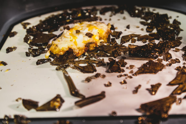 微波炉里的玻璃板碎片图片下载