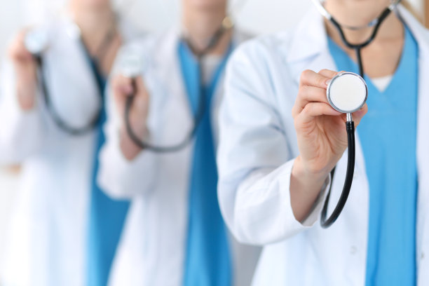 一群医生手持听诊器头部特写。医生准备好检查和帮助病人。医疗帮助和保险在医疗保健，最好的治疗理念。照片的广告图片下载