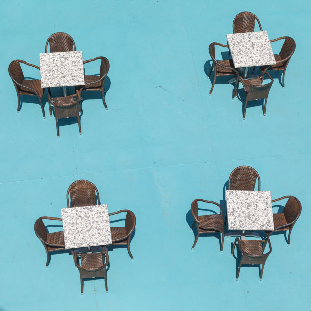 游轮甲板上的空桌子图片下载