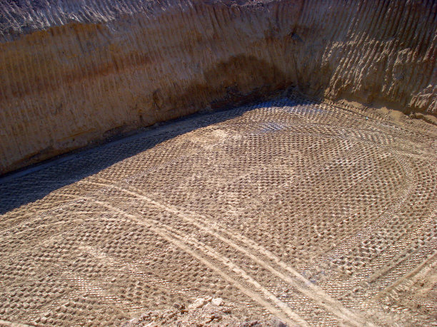 工地上巨大的压路机的履带图片下载