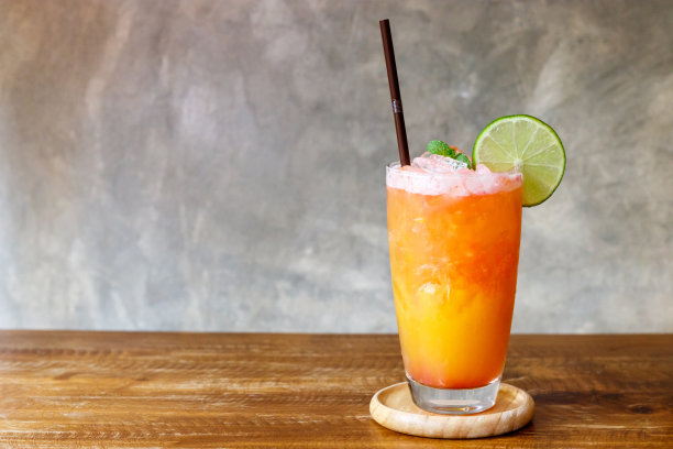 玻璃杯中的水果潘趣酒。图片下载