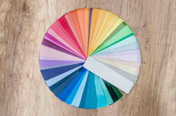 颜色样品在木桌上呈圆形分解图片下载