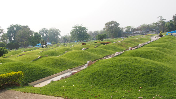 中国坟场、中国坟场的土丘和坡地草冢素材图片