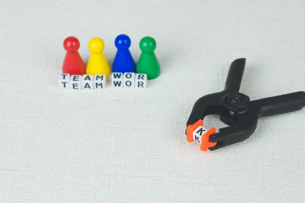 团队合作概念：排队的人物和一个夹具工具，象征着一个工作团队的协作图片下载